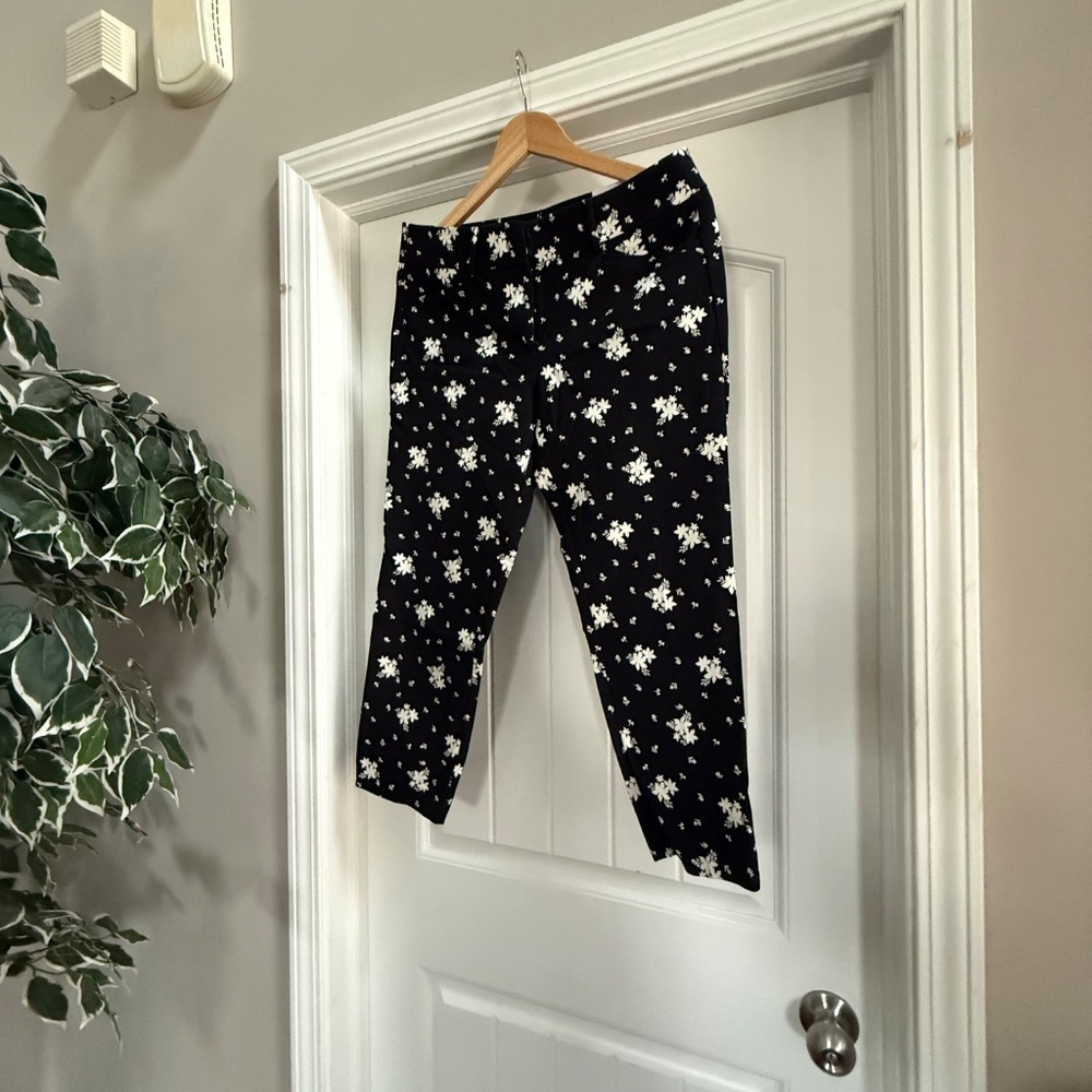 LOFT Riviera Pants Marisa Fit NWT Size 6P Black White Floral Cropped
